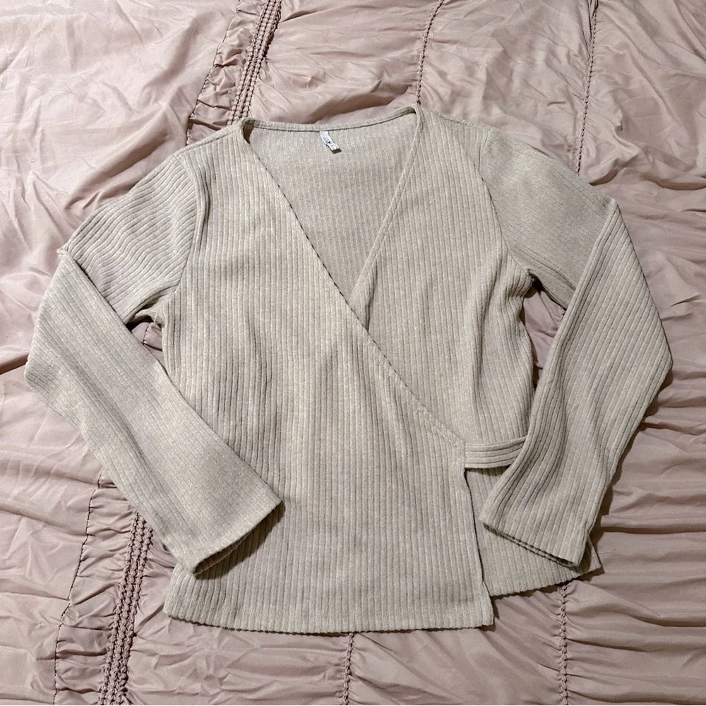 Women’s Crossover Tie Front Long Sleeve Ribbed Knit Top - Picture 3 of 8